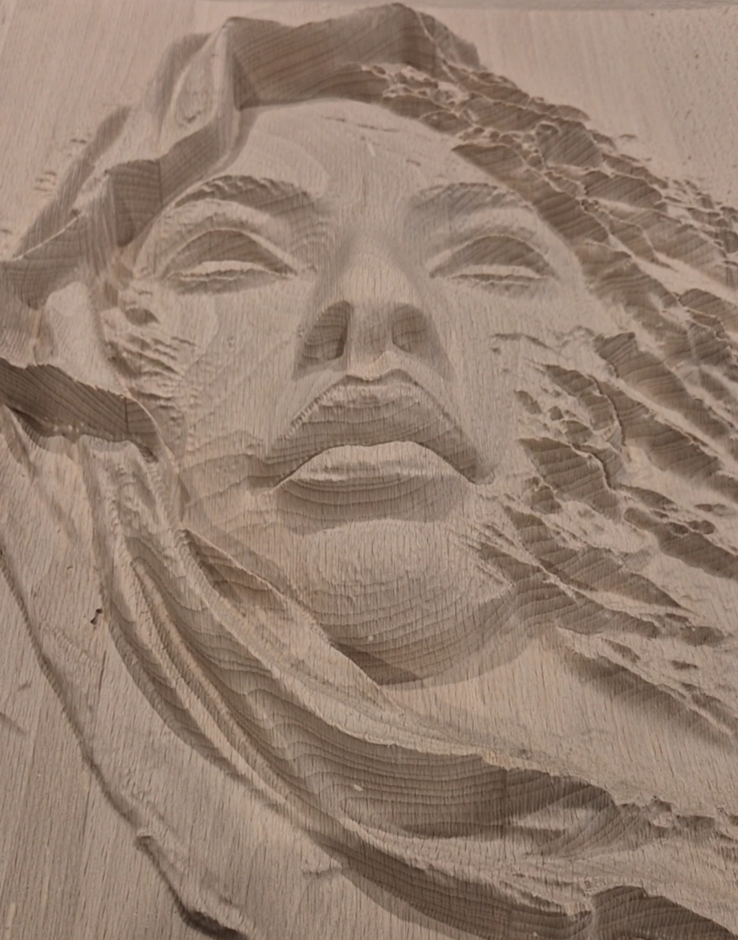 Prototype réel de portrait en bois, brut après usinage et avant ponçage